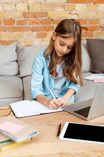 Lindo Niño Escribiendo Cuaderno Mientras Learning Casa — Foto de Stock