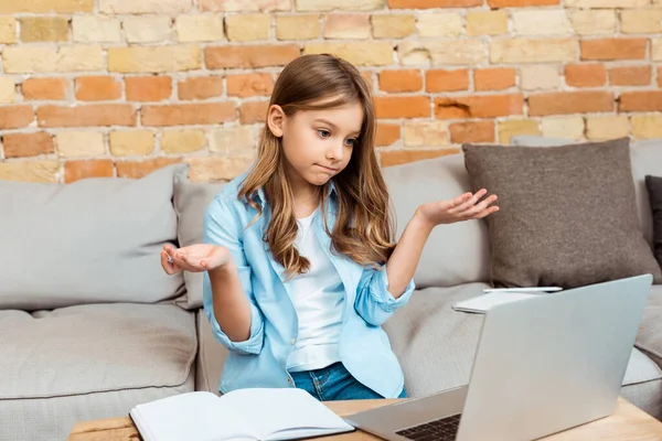 Confused Kid Showing Shrug Gesture Looking Laptop — Stock Photo, Image