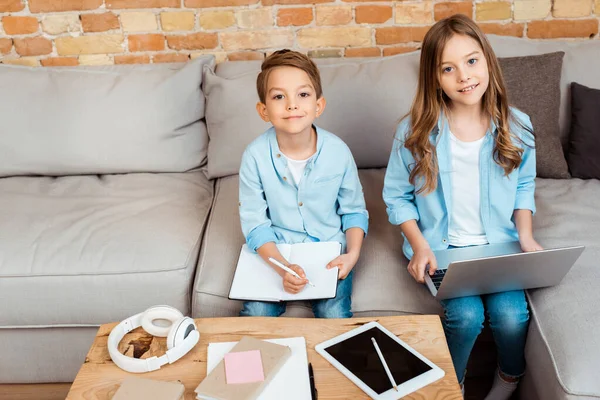 Glückliche Geschwister Online Lernen Der Nähe Von Geräten Hause — Stockfoto