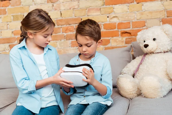 Siblings Looking Virtual Reality Headset Living Room — Stock Photo, Image