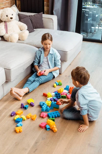 Siblings Playing Building Blocks Sitting Floor Living Room — Stock Photo, Image