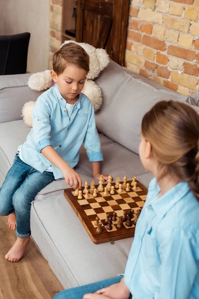 Selektiver Fokus Der Geschwister Beim Schachspielen Auf Dem Sofa Wohnzimmer — Stockfoto