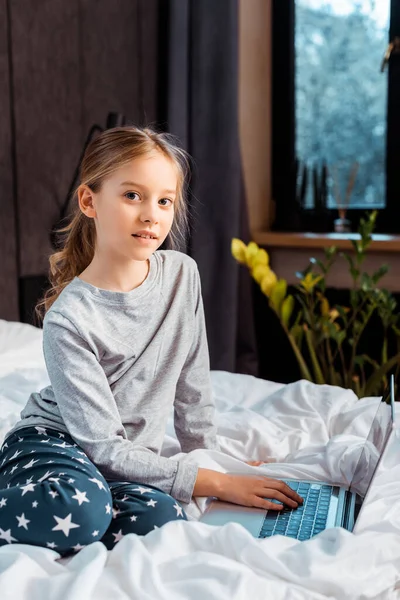 Cute Kid Using Laptop Learning Bedroom — Stock Photo, Image