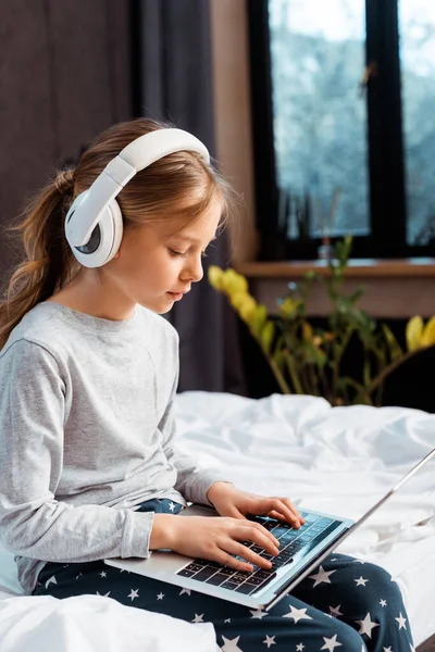 Niño Auriculares Inalámbricos Utilizando Ordenador Portátil Con Learning Dormitorio — Foto de Stock