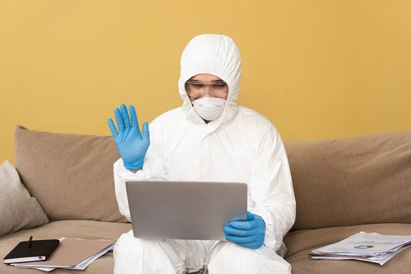 Mann Schutzanzug Und Medizinischer Maske Mit Videoanruf Auf Laptop Der — Stockfoto