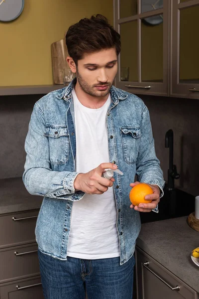 주방에서 오렌지를 있으면서 소독제를 사용하는 — 스톡 사진