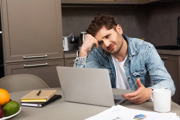 Homem Triste Segurando Cartão Crédito Olhando Para Laptop Cozinha — Fotografia de Stock