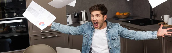 Coltivazione Panoramica Telelavoro Urlando Mentre Gettava Documenti Cucina — Foto Stock