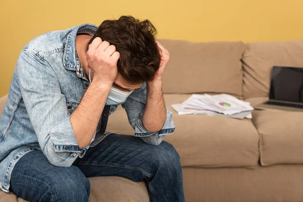 Gedachte Freelancer Medisch Masker Zit Buurt Van Documenten Laptop Bank — Stockfoto