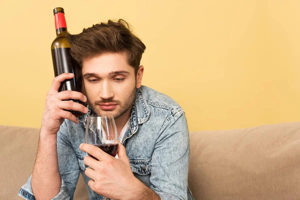 Bell Uomo Che Tiene Bicchiere Vino Bottiglia Sul Divano Casa — Foto Stock