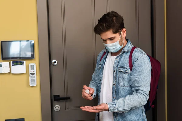 Young Man Medical Mask Using Hand Sanitizer Door Home — Stock Photo, Image