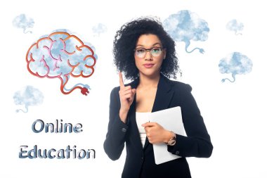 Afrikalı Amerikalı iş kadınının kameraya baktığı ve dijital tableti online eğitim illüstrasyonuyla beyaza izole ettiği ön görüş.
