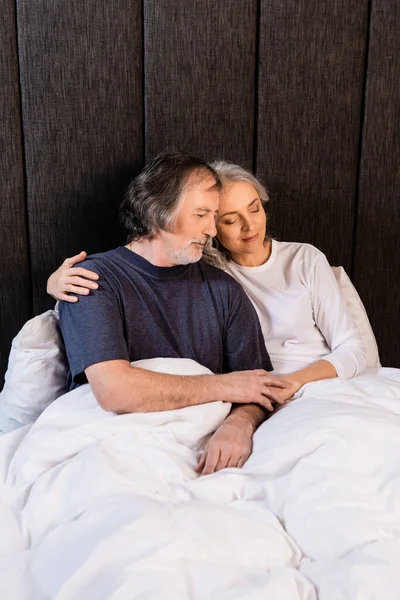 Pareja Madura Abrazando Sonriendo Cama — Foto de Stock