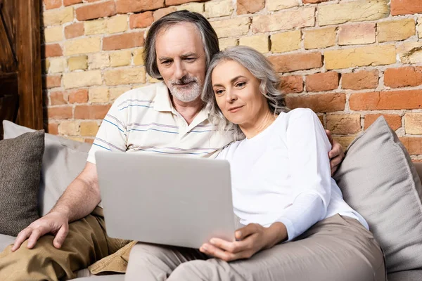 Glückliche Freiberufler Mittleren Alters Mit Laptop Hause — Stockfoto