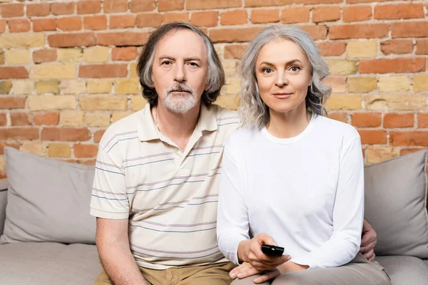 Mature Couple Watching Movie Living Room — Stock Photo, Image