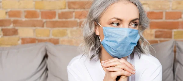 Imagem Horizontal Mulher Madura Máscara Médica Com Mãos Apertadas — Fotografia de Stock