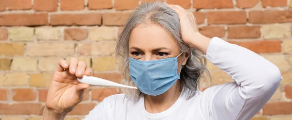 Panoramische Oriëntatie Van Volwassen Vrouw Medisch Masker Zoek Naar Digitale — Stockfoto