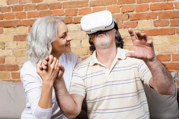 Mujer Feliz Madura Mirando Marido Realidad Virtual Auriculares Gesto Casa — Foto de Stock