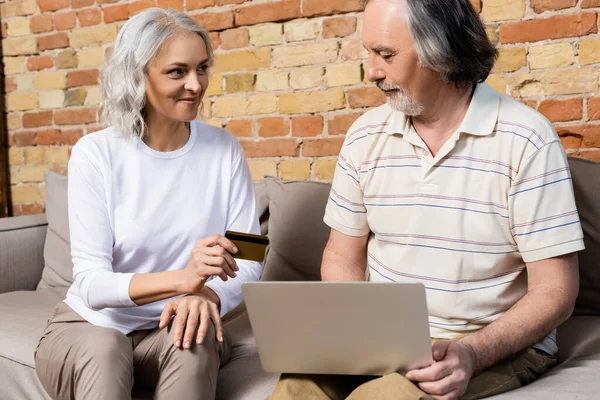 Happy Mature Woman Holding Credit Card Laptop Middle Aged Husband — Stock Photo, Image