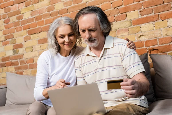 Selective Focus Mature Woman Looking Laptop Middle Aged Husband Credit — Stock Photo, Image