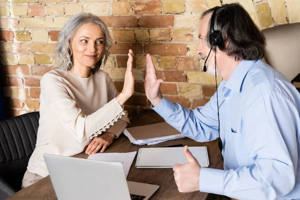 Glücklich Reife Frau Gibt High Five Ehemann Headset Zeigt Daumen — Stockfoto