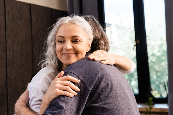 Feliz Mujer Mediana Edad Abrazándose Con Marido Casa — Foto de Stock