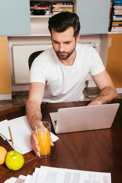 Focus Selettivo Bell Uomo Che Tiene Bicchiere Succo Arancia Mentre — Foto Stock