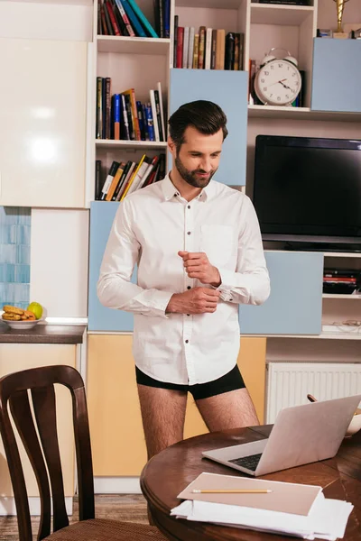 Guapo Freelancer Camisa Bragas Mirando Portátil Mesa Casa — Foto de Stock