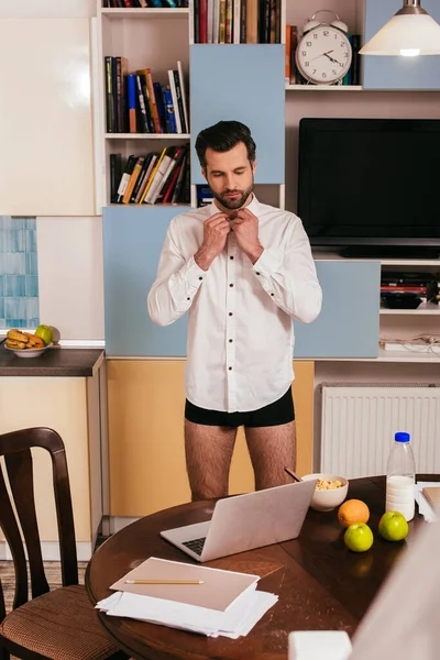 Selektivt Fokus Man Trosor Bär Skjorta Nära Laptop Och Frukost — Stockfoto