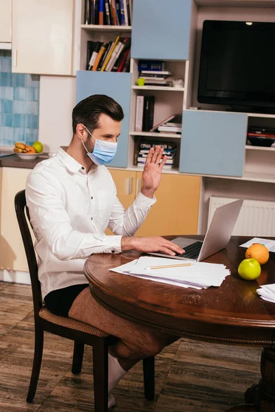 Teleworker Orvosi Maszk Ing Bugyi Amelynek Videohívás Laptop Nappaliban — Stock Fotó