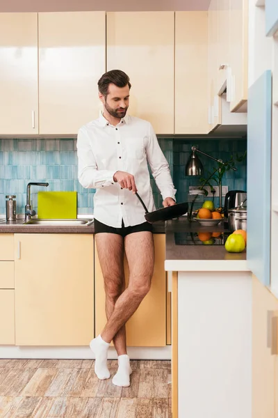 Hombre Guapo Bragas Camisa Sosteniendo Espátula Sartén Mientras Cocina Desayuno — Foto de Stock