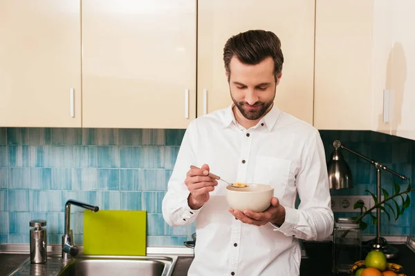 Knappe Man Die Granen Eet Tijdens Het Ontbijt Keuken — Stockfoto