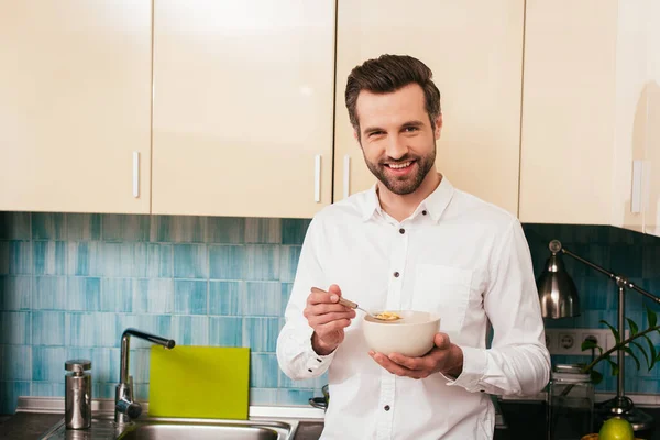 Knappe Man Lacht Naar Camera Terwijl Hij Granen Eet Keuken — Stockfoto