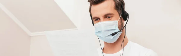 Panoramic Orientation Man Medical Mask Headset Holding Paper Home — Stock Photo, Image