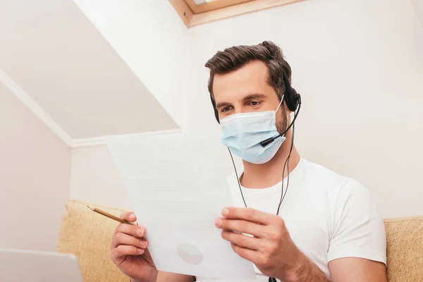 Enfoque Selectivo Del Teletrabajador Máscara Médica Documento Retención Auriculares Papel — Foto de Stock