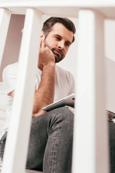 Selektive Fokussierung Des Telearbeiters Mit Dem Laptop Auf Das Treppenhaus — Stockfoto