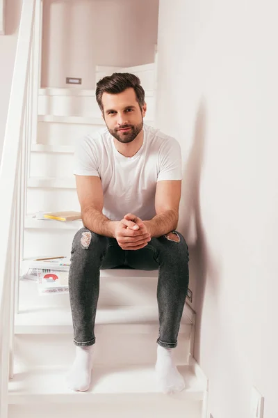 Guapo Freelancer Mirando Cámara Cerca Documentos Con Gráficos Las Escaleras — Foto de Stock