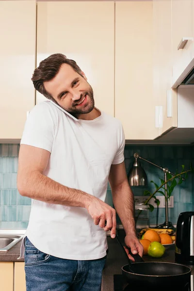 Smiling Man Talking Smartphone Cooking Breakfast Kitchen — Stock Photo, Image