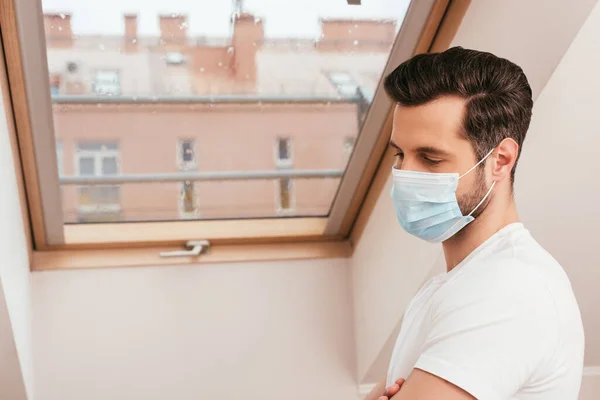Seitenansicht Eines Mannes Mit Medizinischer Maske Der Fenster Seines Hauses — Stockfoto