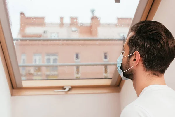 Vista Trasera Del Hombre Máscara Médica Mirando Ventana Casa — Foto de Stock