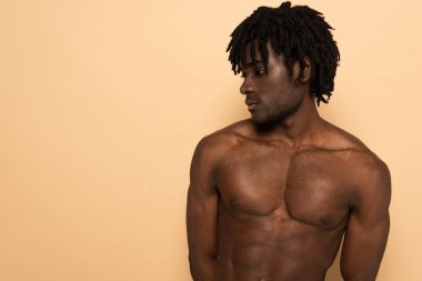 Yakışıklı Afro-Amerikan tişörtsüz bej giyen adam.