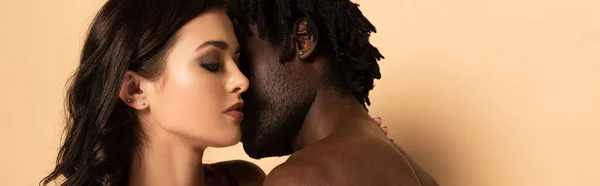 美丽的性感跨种族夫妻拥抱米色 水平的庄稼 — 图库照片