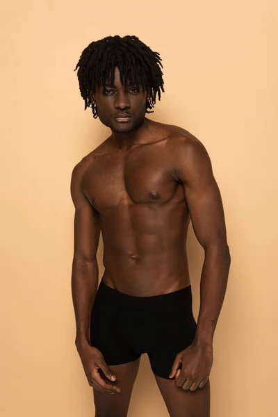 Sin Camisa Sexy Muscular Africano Americano Hombre Beige — Foto de Stock
