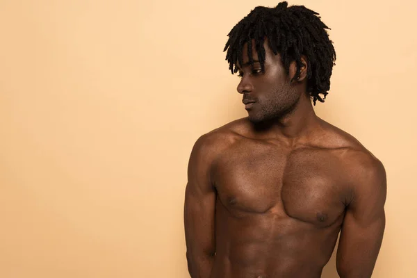 Pohledný Africký Američan Bez Trička Muž Béžové — Stock fotografie