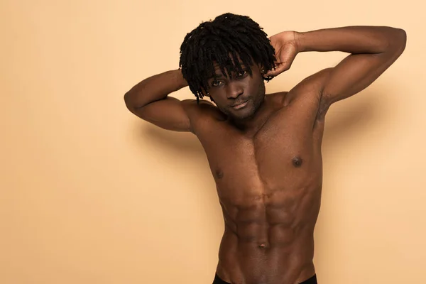 Seductor Hombre Afroamericano Sin Camisa Beige —  Fotos de Stock