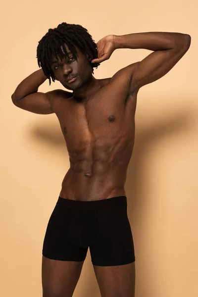 Sexy Muscular Sin Camisa Africano Americano Hombre Beige — Foto de Stock