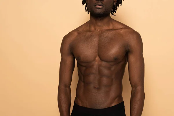 Recortado Vista Africano Americano Sin Camisa Hombre Beige — Foto de Stock