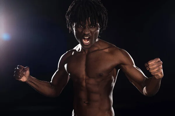 Мускулистый Эмоциональный Африканский Американец Кричащий Черном Задним Светом — стоковое фото