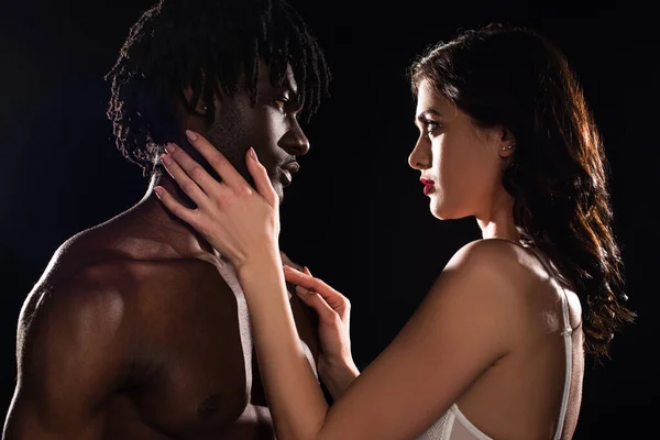 Mooi Verleidelijk Interraciaal Paar Ondergoed Knuffelen Geïsoleerd Zwart — Stockfoto