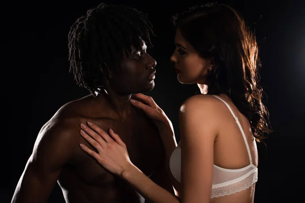 Sexy Interracial Pareja Ropa Interior Abrazo Aislado Negro — Foto de Stock